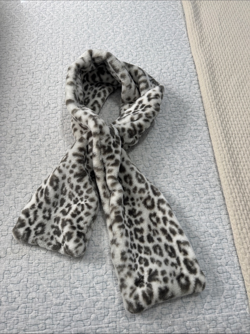 Nwot Faux Fur Leopard Print Scarf with secret pocket - Grey/White